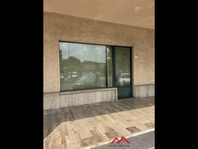 Appartamenti in Vendita - Negozio open space una vetrina
