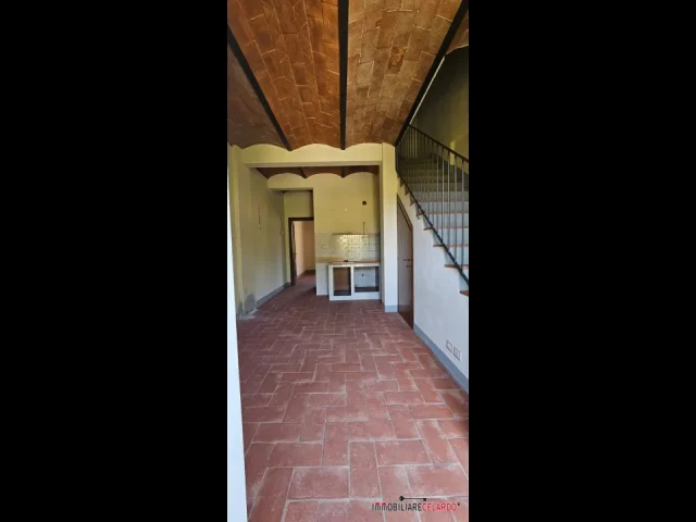 Appartamenti in Vendita - Porzione di casolare in prima campagna
