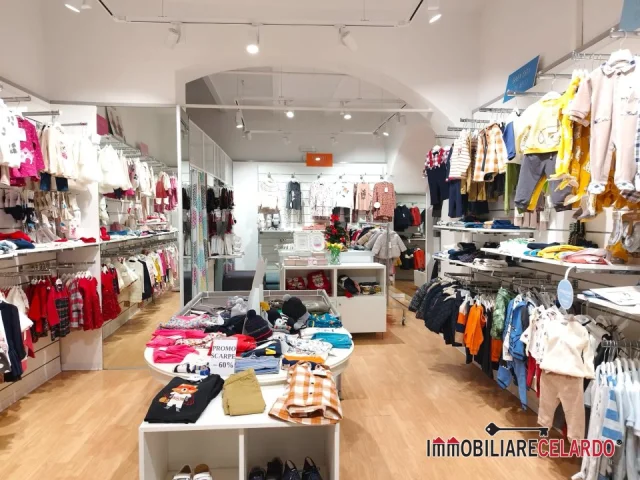 Appartamenti in Vendita - Fondo commerciale in zona centrale