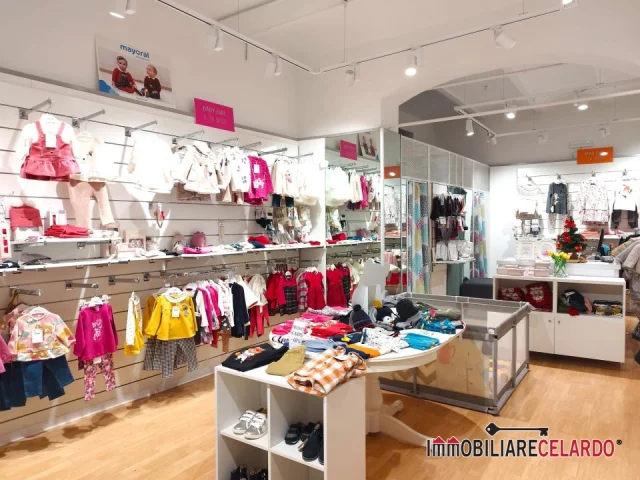 Appartamenti in Vendita - Fondo commerciale in zona centrale