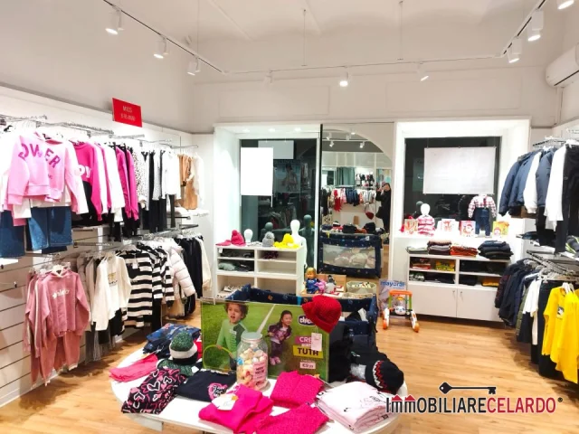 Appartamenti in Vendita - Fondo commerciale in zona centrale