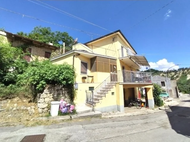 Appartamenti in Vendita - Casa singola in roccamontepiano con terreno, abruzzo, (ch)