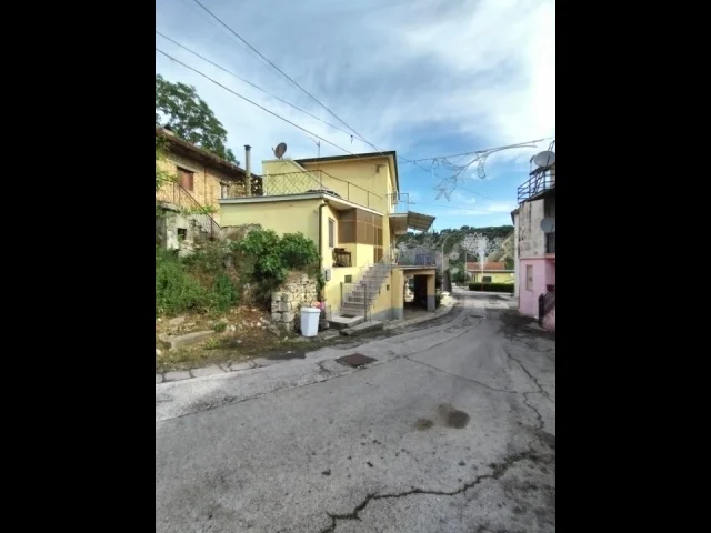 Appartamenti in Vendita - Casa singola in roccamontepiano con terreno, abruzzo, (ch)