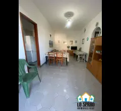 Immobile indipendente su tre elevazioni zona canalotto