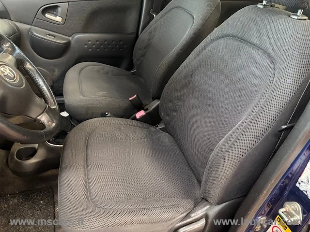 Auto - Toyota yaris verso 1.3 16v sol