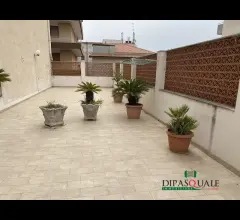 Primo piano con ampio terrazzo a livello. zona colajanni