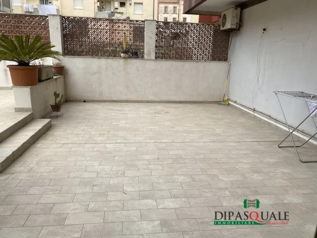 Appartamenti in Vendita - Primo piano con ampio terrazzo a livello. zona colajanni