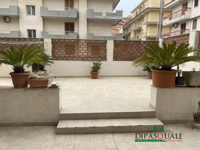 Appartamenti in Vendita - Primo piano con ampio terrazzo a livello. zona colajanni