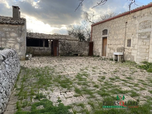 Caseggiati rurali e terreni in contrada pizzillo-renna