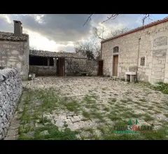 Caseggiati rurali e terreni in contrada pizzillo-renna