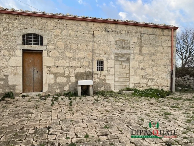 Appartamenti in Vendita - Caseggiati rurali e terreni in contrada pizzillo-renna