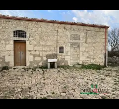 Appartamenti in Vendita - Caseggiati rurali e terreni in contrada pizzillo-renna