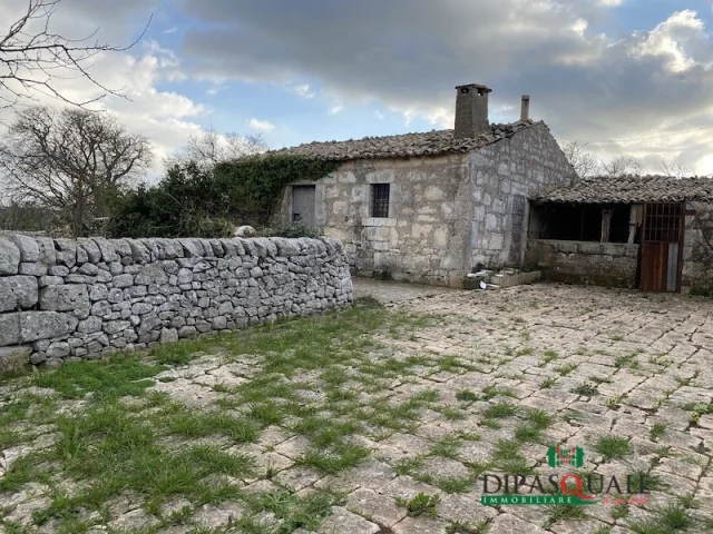 Appartamenti in Vendita - Caseggiati rurali e terreni in contrada pizzillo-renna