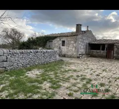 Appartamenti in Vendita - Caseggiati rurali e terreni in contrada pizzillo-renna