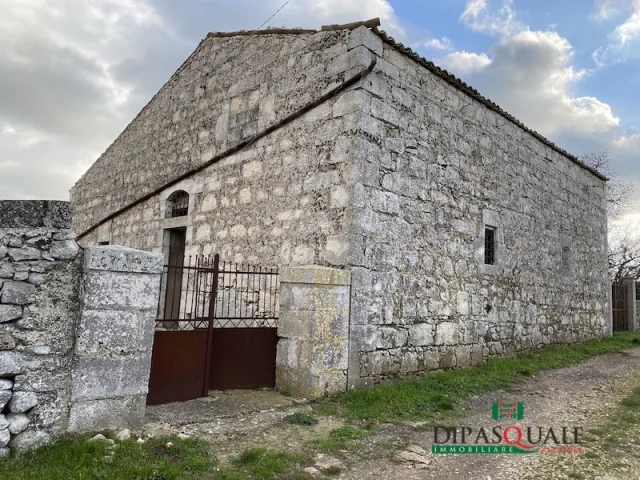 Appartamenti in Vendita - Caseggiati rurali e terreni in contrada pizzillo-renna