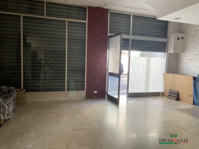 Appartamenti in Vendita - Locale commerciale due vetrine zona cozzo corrado