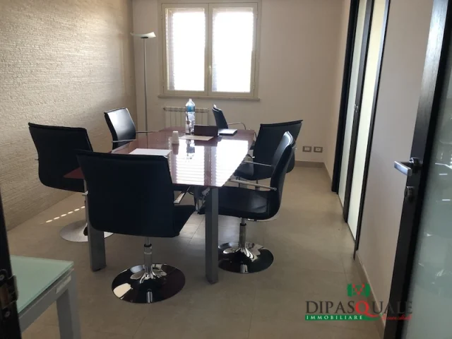 Appartamenti in Vendita - Elegante ufficio già arredato zona viale delle americhe