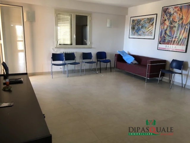 Appartamenti in Vendita - Elegante ufficio già arredato zona viale delle americhe