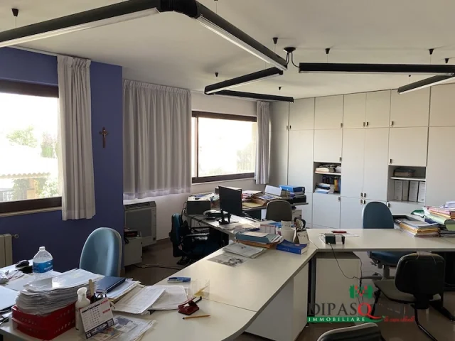 Appartamenti in Vendita - Ampio ed legante ufficio zona alta mongibello alta