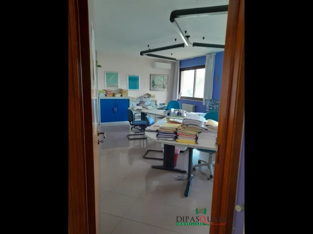 Appartamenti in Vendita - Ampio ed legante ufficio zona alta mongibello alta