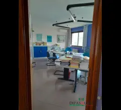 Appartamenti in Vendita - Ampio ed legante ufficio zona alta mongibello alta