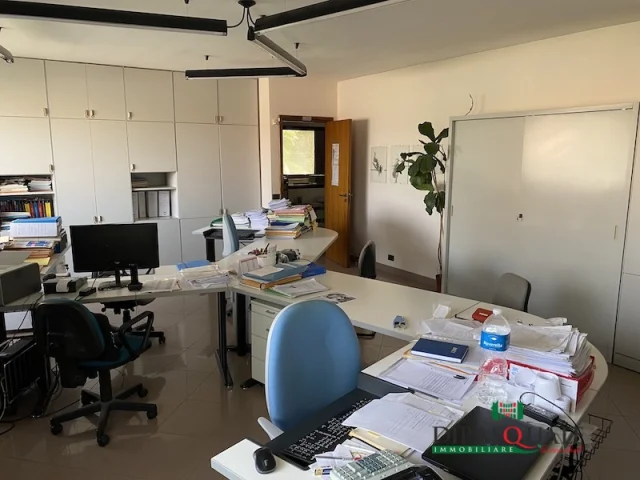 Appartamenti in Vendita - Ampio ed legante ufficio zona alta mongibello alta