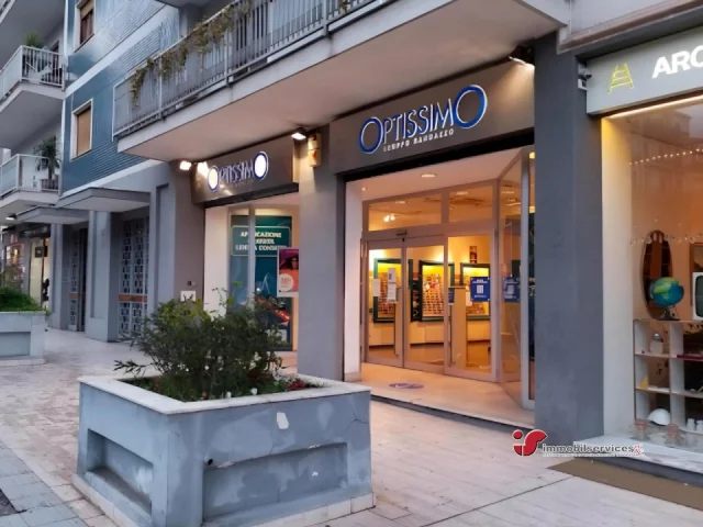 Appartamenti in Vendita - Locale commerciale-negozio in locazione in via notarbartolo