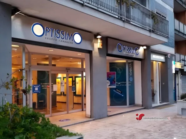Appartamenti in Vendita - Locale commerciale-negozio in locazione in via notarbartolo