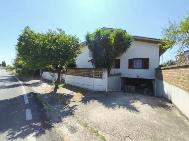 Villa singola a pianella(fraz. cerratina) con giardino.