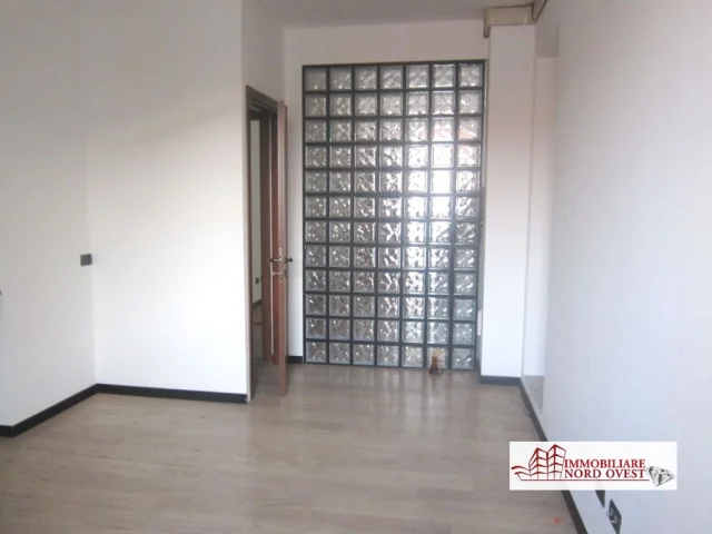 Appartamenti in Vendita - Ampio ufficio ad arluno centro