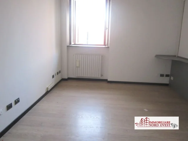 Appartamenti in Vendita - Ampio ufficio ad arluno centro