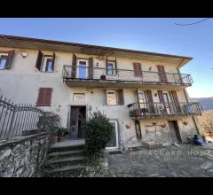 Appartamenti in Vendita - Casa semi indipendente con piscina e terreno