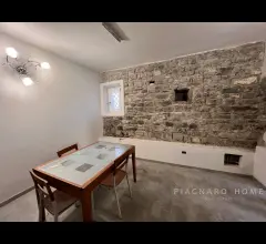 Appartamenti in Vendita - Casa semi indipendente con piscina e terreno