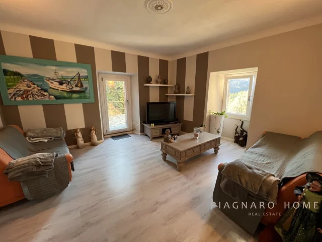 Appartamenti in Vendita - Casa semi indipendente con piscina e terreno