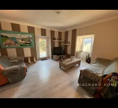 Appartamenti in Vendita - Casa semi indipendente con piscina e terreno