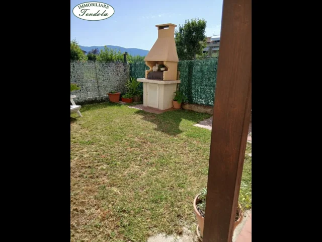 Appartamenti in Vendita - Semindipendente su due livelli con giardino e posto auto