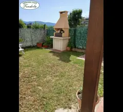Appartamenti in Vendita - Semindipendente su due livelli con giardino e posto auto