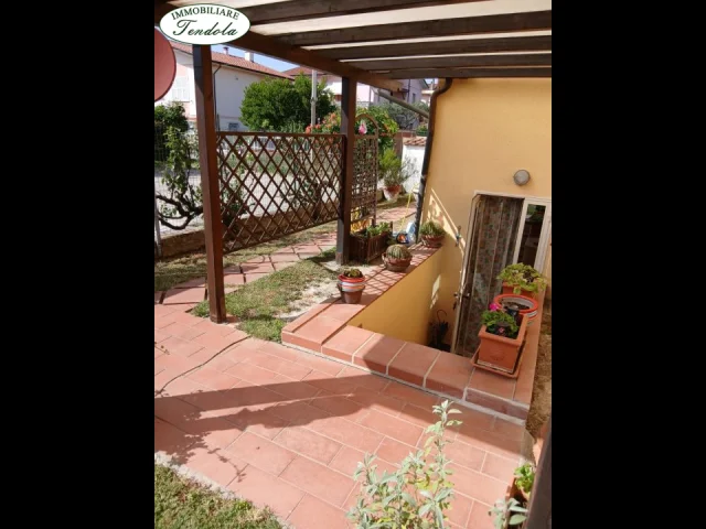 Appartamenti in Vendita - Semindipendente su due livelli con giardino e posto auto