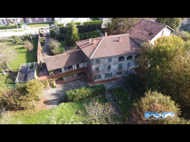 Cascinale in centro con terreno privato