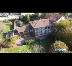 Cascinale in centro con terreno privato