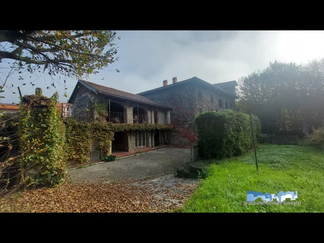 Appartamenti in Vendita - Cascinale in centro con terreno privato