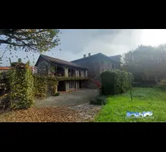 Appartamenti in Vendita - Cascinale in centro con terreno privato