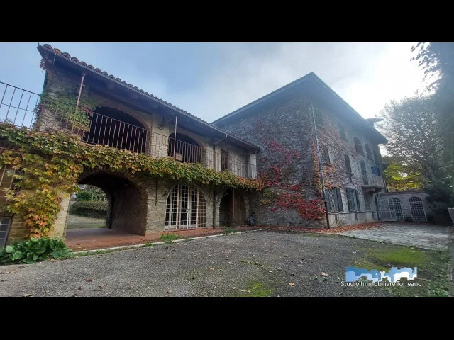 Appartamenti in Vendita - Cascinale in centro con terreno privato