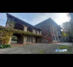 Appartamenti in Vendita - Cascinale in centro con terreno privato