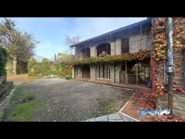 Appartamenti in Vendita - Cascinale in centro con terreno privato