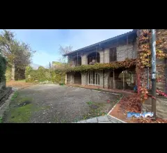 Appartamenti in Vendita - Cascinale in centro con terreno privato
