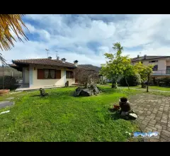 Appartamenti in Vendita - Villa unifamiliare con ampio giardino