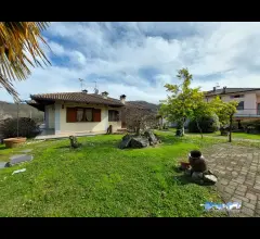 Appartamenti in Vendita - Villa unifamiliare con ampio giardino