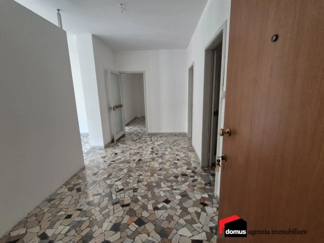 Thiene centro: ampio studio al piano primo