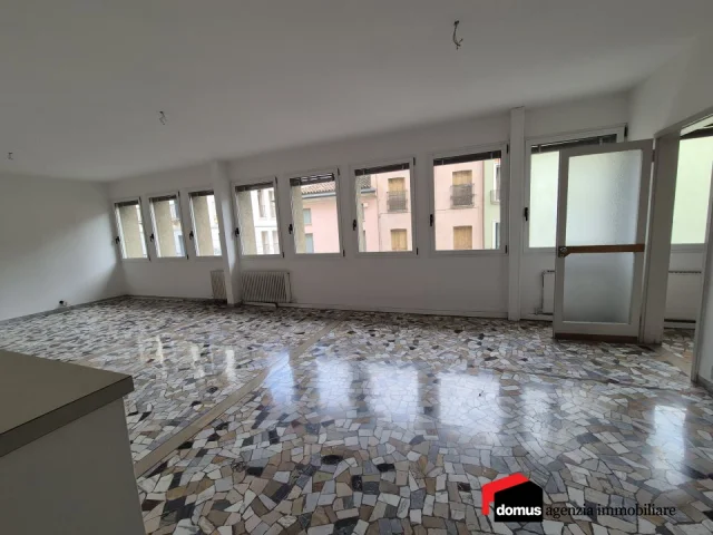 Appartamenti in Vendita - Thiene centro: ampio studio al piano primo